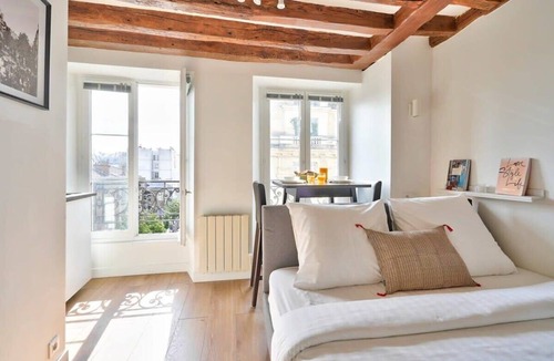 Quartier de la Porte-Saint-Denis Apartment | Cosy and New Studio in the Heart of Paris (5F)