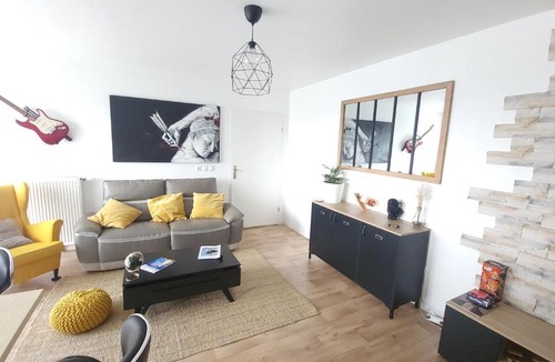 Le Blanc-Mesnil Apartment | Cosy carré Haussmann, stade de franc, C D G, Paris