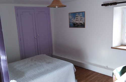 Le Pechereau House | Cosy, light lavender-colored room, rated 3*.