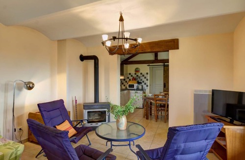 Saint-Forgeux-Lespinasse Cottage | Cottage in Saint-Forgeux-Lespinasse with Terrace and Pets Allowed