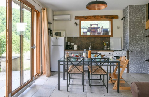 Saint-Bueil House | Cottage 'Entre Lacs Et Montagne' with Mountain View, Wi-Fi and Air Conditioning