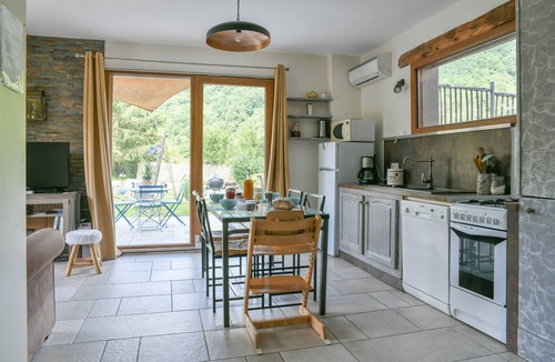 Saint-Bueil House | Cottage 'Entre Lacs Et Montagne' with Mountain View, Wi-Fi and Air Conditioning