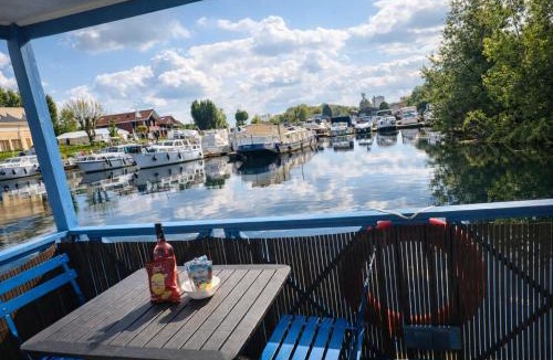 Saint-Usage Boat Rental | Cottage flottant Premium Spa privé en supplément Port de Plaisance près Centre