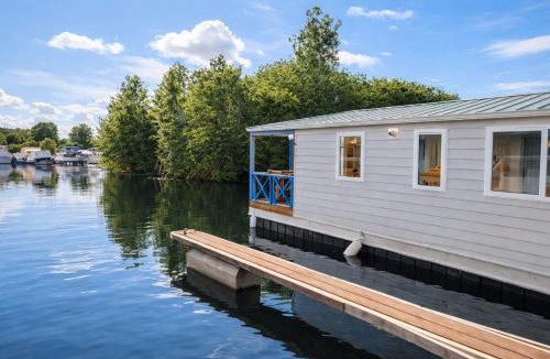 Saint-Usage Boat Rental | Cottage flottant Premium Spa privé en supplément Port de Plaisance près Centre