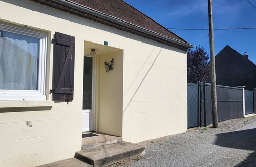 Bransat Cottage | Cottage for 6 in Allier with garden, terrace and air conditioning