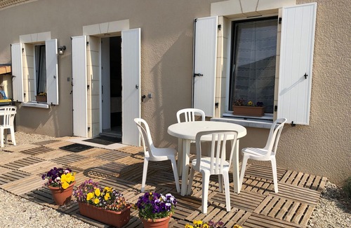 Mezieres-sur-Ponthouin Cottage | Cottage by Orne River with garden and fishing, Pets allowed