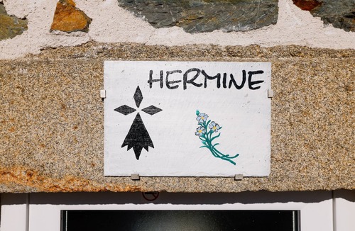 Cast House | Cottage 'Gite L'hermine' with Private Terrace, Shared Garden and Wi-Fi