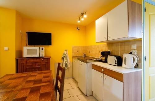 Cast House | Cottage 'Gite Penn Ar Bed' with Private Terrace, Shared Garden and Wi-Fi
