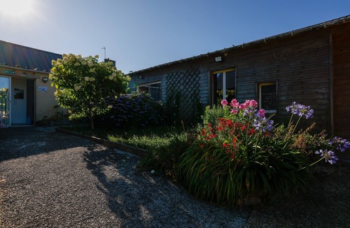 Cast House | Cottage 'Gite Penn Ar Bed' with Private Terrace, Shared Garden and Wi-Fi