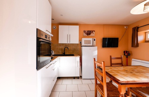 Cast House | Cottage "Gite Triskel" with Private Terrace, Shared Garden & Wi-Fi