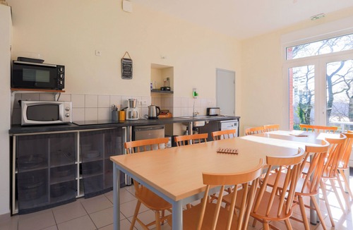 Saint-Gelven House | Cottage 'Gîte Ty Bris' with Shared Terrace, Shared Garden and Wi-Fi