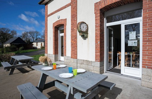 Saint-Gelven House | Cottage 'Gîte Ty Bris' with Shared Terrace, Shared Garden and Wi-Fi