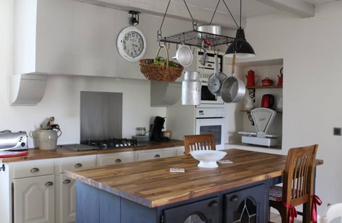 Cremps House | Cottage in Former Farmhouse with Shared Pool, Wi-Fi, and Air Conditioning