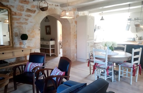 Cremps House | Cottage in Former Farmhouse with Shared Pool, Wi-Fi, and Air Conditioning