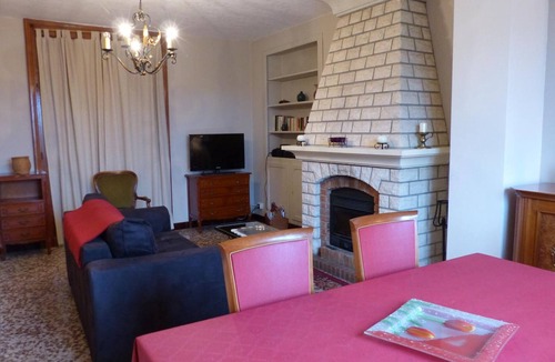 Saint-Ennemond Cottage | Cottage in Saint-Ennemond with fireplace and enclosed garden