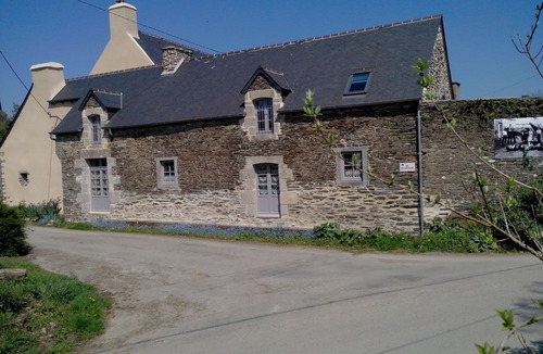 Saint-Thelo House | Cottage in the west wing of a manor at St-Thelo