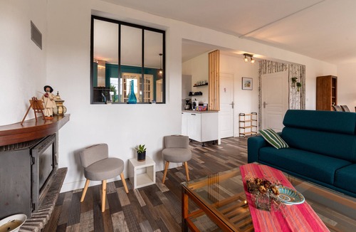 Plumelin House | Cottage 'Jardins De La Cantine- Terre Et Mer' with Private Terrace, Shared Garden and Wi-Fi