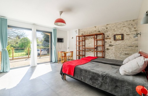 Joue-sur-Erdre House | Cottage 'L'erdre Au Moulin' with Private Terrace, Shared Garden and Wi-Fi