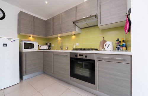 Crach House | Cottage 'Le Cocon' with Private Terrace, Shared Garden and Wi-Fi