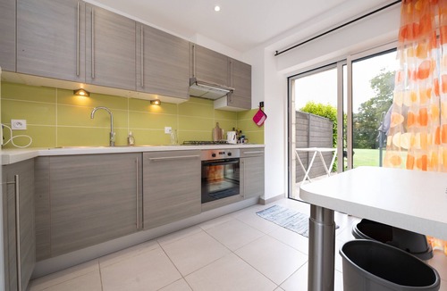 Crach House | Cottage 'Le Cocon' with Private Terrace, Shared Garden and Wi-Fi