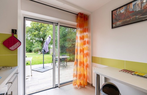 Crach House | Cottage 'Le Cocon' with Private Terrace, Shared Garden and Wi-Fi