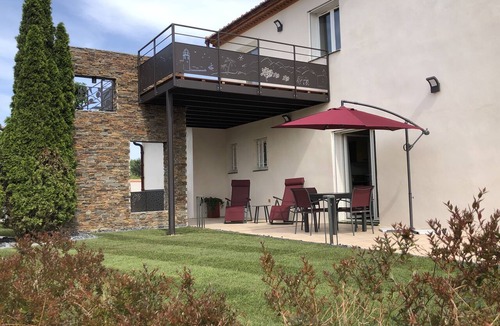 Theza Apartment | cottage les cypres garden view