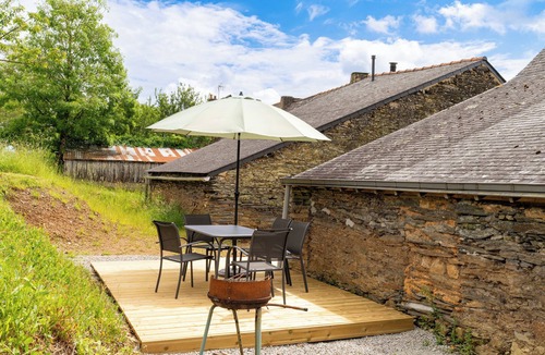 La Chapelle-de-Brain House | Cottage 'Randonnées À Sert' with Private Garden and Wi-Fi