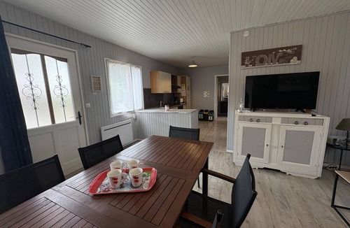 Le Theil Cottage | Cottage with covered pool in Auvergne