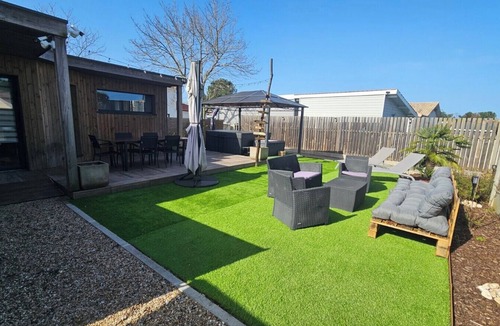 Cazaux House | Cottage with garden, spa and close to lake