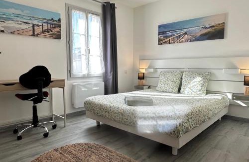 Cazaux House | Cottage with garden spa and close to lake