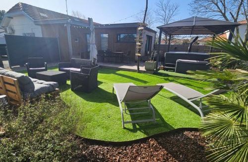 Cazaux House | Cottage with garden spa and close to lake