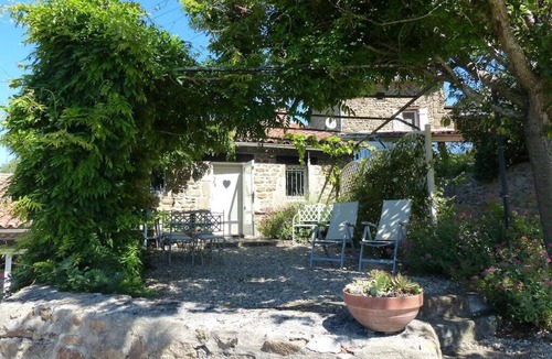 Vernet-la-Varenne Cottage | Country cottage near a lake