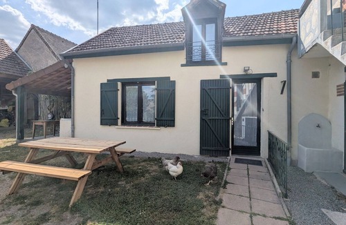 Chabris Cottage | Country getaway with shared pool in Chabris