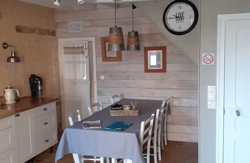 La Rouge House | Country House “Gîte Le Cozy” with Private Garden and Wi-Fi