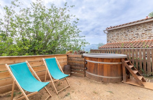 Taillet House | Country House 'Mas Vizern' with Mountain View, Private Garden and Wi-Fi