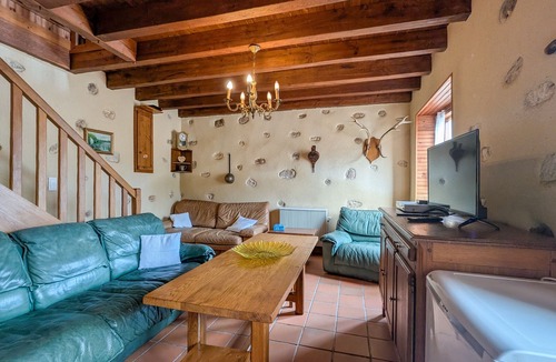 La Perouille Cottage | Countryside Retreat with Garden, Near Lake & Park