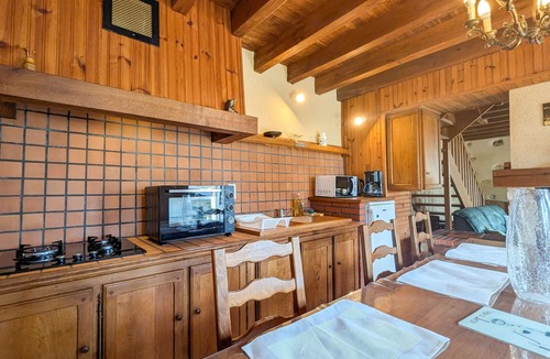 La Perouille Cottage | Countryside Retreat with Garden, Near Lake & Park
