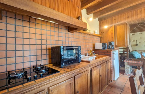 La Perouille Cottage | Countryside Retreat with Garden, Near Lake & Park