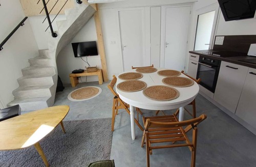 Merlevenez Apartment | Cozy apartment for 6 people with a large terrace, 15 minutes from the ocean; pets allowed