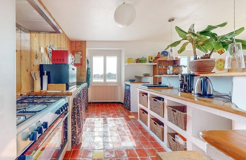 Locmariaquer Apartment | Cozy apartment in Locmariaquer with WiFi