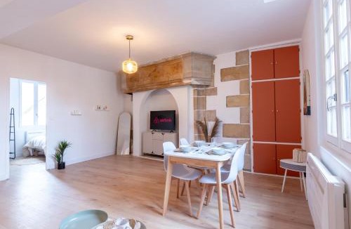 Montlucon Apartment | Cozy apartment in old Town Montluçon, market & restaurants