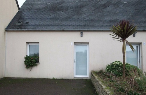 Omonville-la-Rogue Cottage | Cozy Beachside Cottage with Terrace, BBQ, and Parking - Pet Friendly!