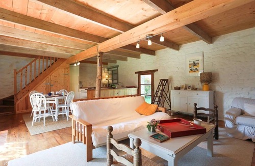 Pommerit-le-Vicomte Apartment | Cozy Breton longhouse with a peaceful garden
