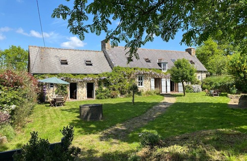 Pommerit-le-Vicomte Apartment | Cozy Breton longhouse with a peaceful garden