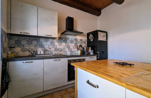 Saint-Front Cottage | Cozy Cottage Near Ski Resort and UNESCO Sites, Garden, 3BR, Fully Equipped in Saint-Front