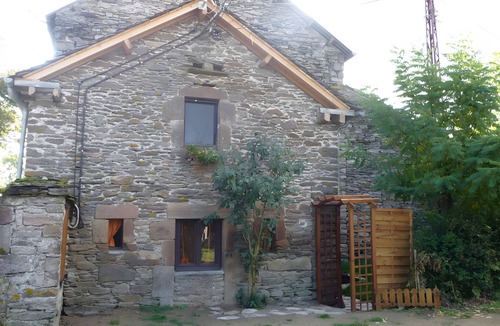Salles-Curan House | Cozy Cottage with Private Garden and Wi-Fi in Salles-Curan