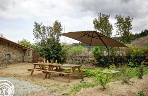 Saint-Didier-sur-Rochefort Cottage | Cozy family house for 12 people with garden in Forez