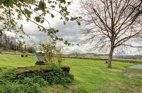 Saint-Didier-sur-Rochefort Cottage | Cozy family house for 12 people with garden in Forez