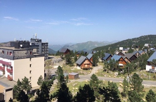Arette Apartment | Cozy Studio for 2: Near Slopes & Shops, Free Parking, Ski Locker, Mountain View