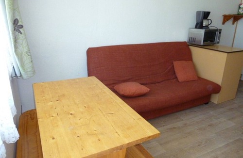 Arette Apartment | Cozy Studio for 4 near Slopes with Free Parking, Ski Locker, Microwave/Grill